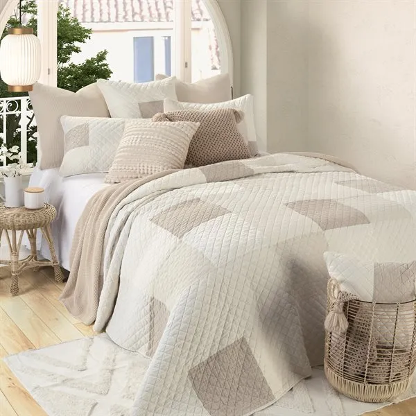 MERINGUE IVORY AND NATURAL KING QUILT